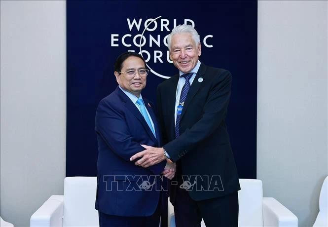 El primer ministro vietnamita, Pham Minh Chinh, recibe a Peter Brabeck-Letmathe, presidente interino del Foro Económico Mundial (Foto: VNA)