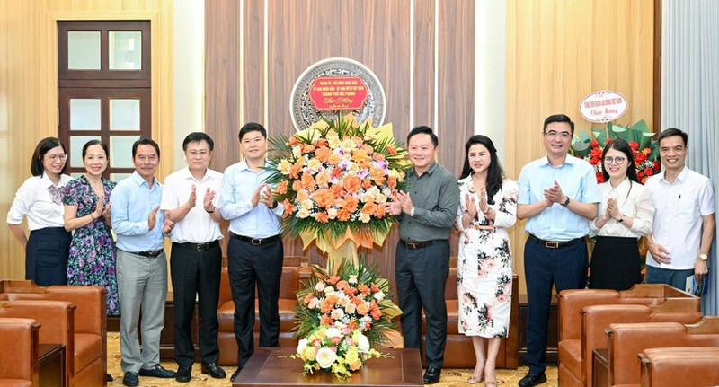 El Comité Popular de la ciudad de Hai Phong visita y felicita al periódico Nhan Dan. (Foto: THE DAI)