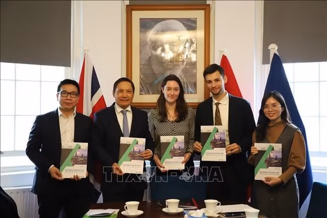 El embajador de Vietnam en el Reino Unido, Do Minh Hung (segundo desde la izquierda), se toma una foto de recuerdo con los delegados del Seminario de Cooperación Comercial y Tecnológica entre Vietnam y el Reino Unido. (Foto: VNA)