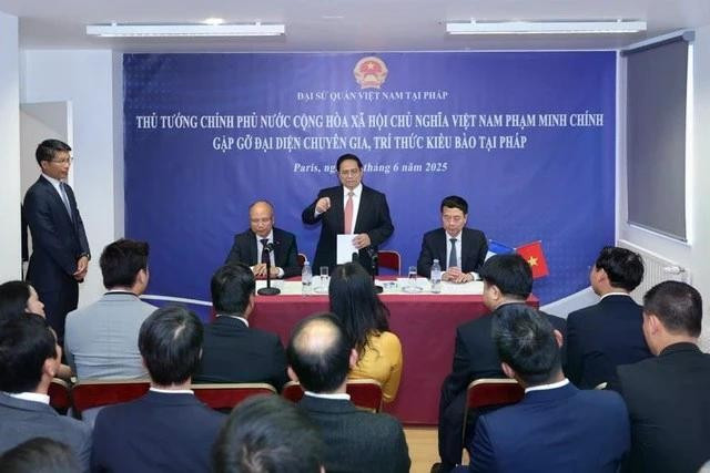 El primer ministro Pham Minh Chinh se reúne ​​con representantes de expertos e intelectuales vietnamitas en el extranjero en Francia. (Foto: VNA)