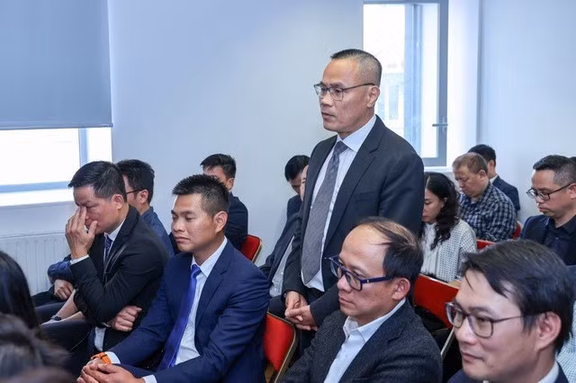 El profesor Nguyen Van Tam expone su apasionada orientación hacia la combinación de la ciencia y la tecnología occidentales con la quintaesencia oriental en el futuro desarrollo de la inteligencia artificial. (Foto: VNA)