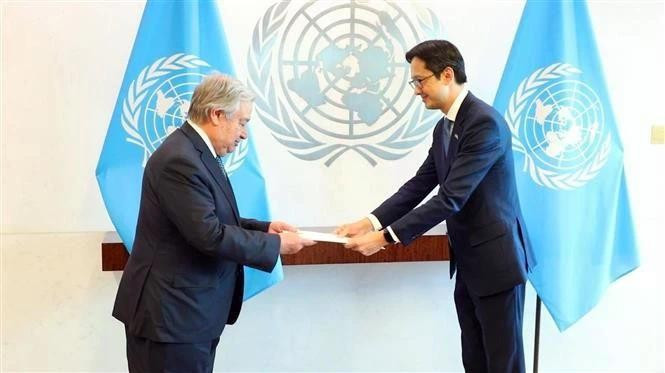 El embajador Do Hung Viet presentó sus cartas credenciales al secretario general de las Naciones Unidas (ONU), António Guterres. (Foto: VNA)