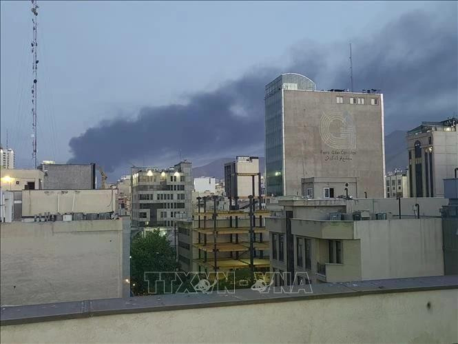 Humo se eleva tras una explosión en Teherán, Irán, el 15 de junio de 2025. (Foto: Xinhua/VNA)