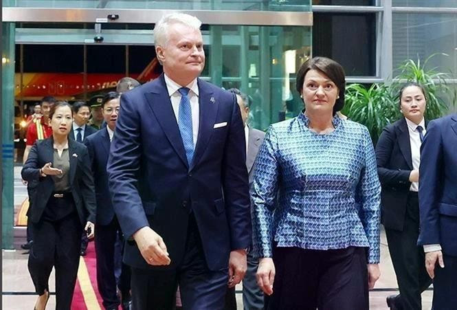 El presidente de Lituania, Gitanas Nausėda, y su esposa, Diana Nausėdienė, llegan a Hanoi. (Foto: VNA)