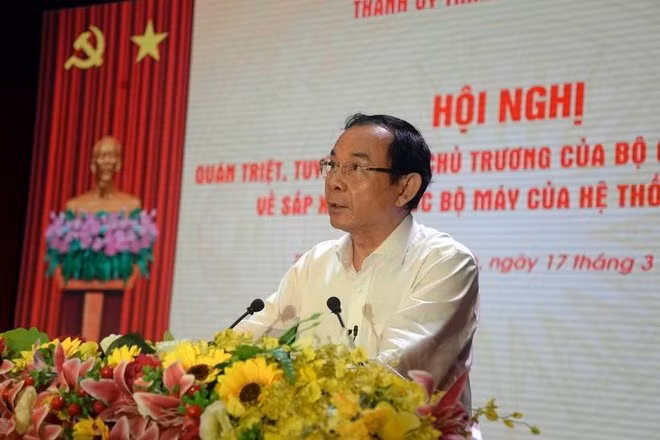 Nguyen Van Nen, miembro del Buró Político y secretario del Comité partidista de Ciudad Ho Chi Minh, interviene en la conferencia. (Fuente: VNA)