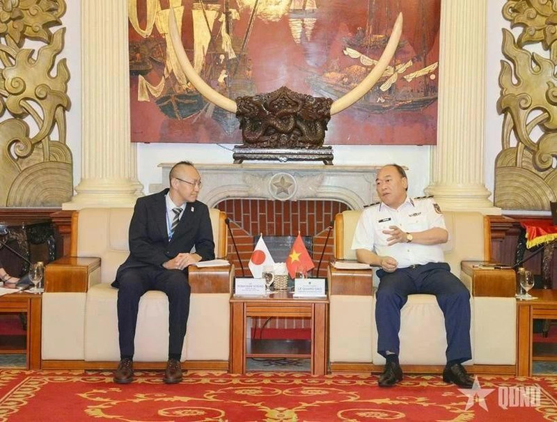 Kobayashi Yosuke, representante jefe de la Oficina de JICA en Vietnam (izquierda) y el teniente general Le Quang Dao, comandante de la Guardia Costera de Vietnam (Foto: qdnd.vn)