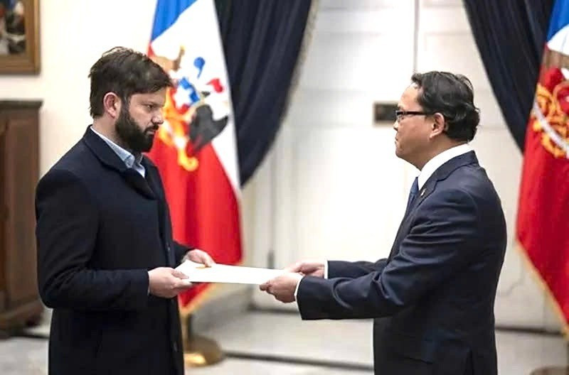 El embajador vietnamita en Chile, Nguyen Viet Cuong, presenta sus cartas credenciales al presidente de Chile, Gabriel Boric Font. (Foto: Embajada de Vietnam en Chile)