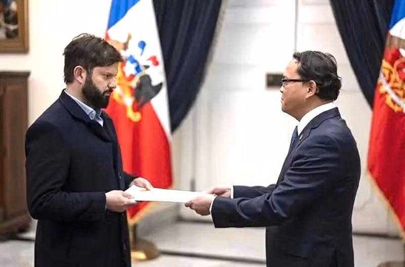 El embajador vietnamita en Chile, Nguyen Viet Cuong, presenta sus cartas credenciales al presidente de Chile, Gabriel Boric Font. (Foto: Embajada de Vietnam en Chile)