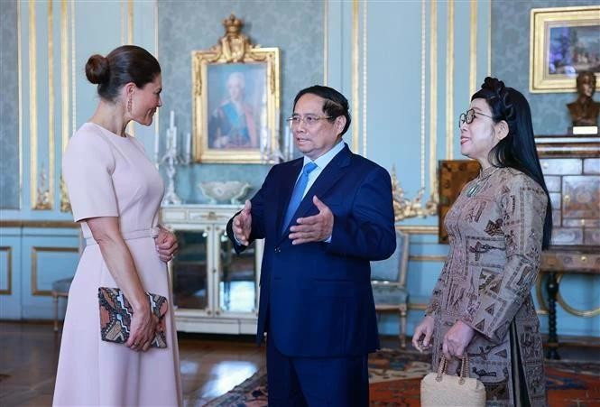 El primer ministro de Vietnam, Pham Minh Chinh, y su esposa realizan una visita de cortesía a la princesa heredera Victoria de Suecia. (Foto: VNA)
