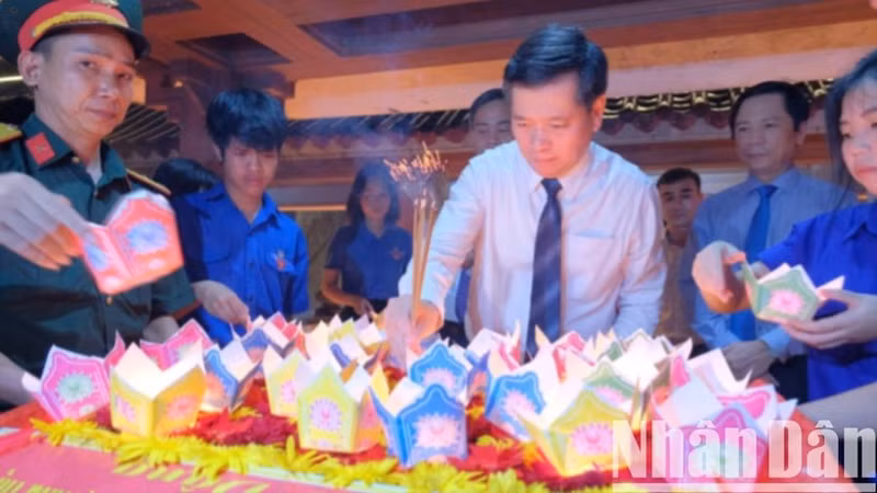 El secretario del Comité del Partido de Quang Tri, Nguyen Long Hai, suelta faroles de flores en homenaje a los mártires y héroes.