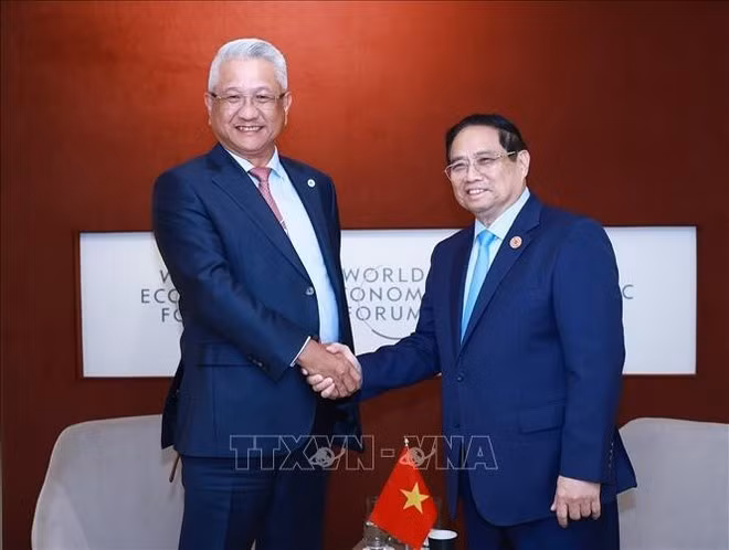 El primer ministro de Vietnam, Pham Minh Chinh, y el presidente y director general de Foxconn Industrial Internet (FII), Brand Cheng. (Foto: VNA)