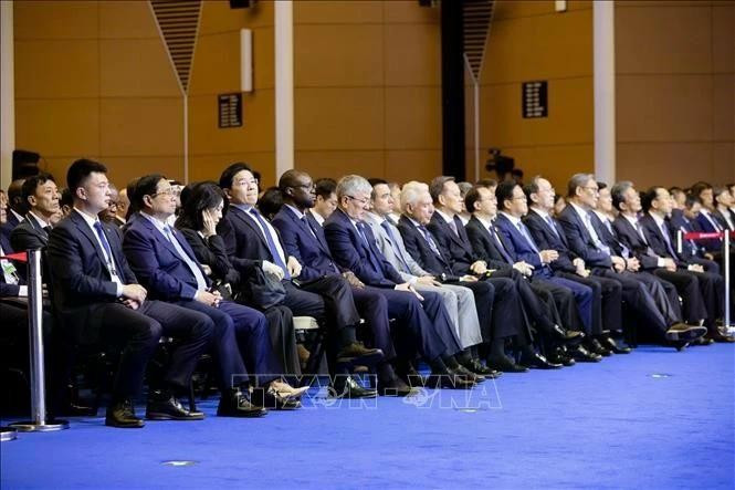 El primer ministro de Vietnam, Pham Minh Chinh, participa en la sesión plenaria de apertura de la 16.ª Reunión Anual de los Nuevos Campeones del FEM (Foto: VNA)