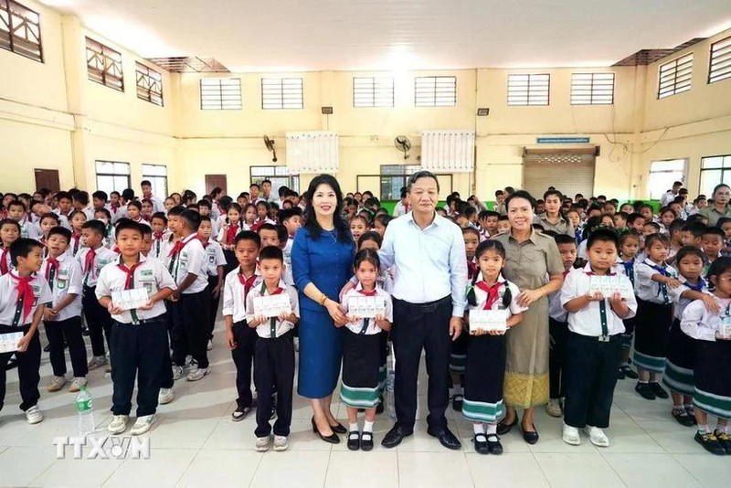 El embajador de Vietnam en Laos, Nguyen Minh Tam y su esposa se toman una foto con representantes escolares y alumnos de la Escuela Bilingüe Laos-Vietnamita Nguyen Du. (Foto: VNA)