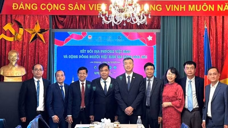 La delegación de Quang Binh se toma una foto de recuerdo con el Embajador de Vietnam en la República Checa. (Foto: Thai An)