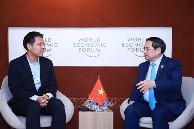 El primer ministro de Vietnam, Pham Minh Chinh, y el director general del fondo de inversión Insignia Ventures Partners, Tan Yinglan. (Foto: VNA)