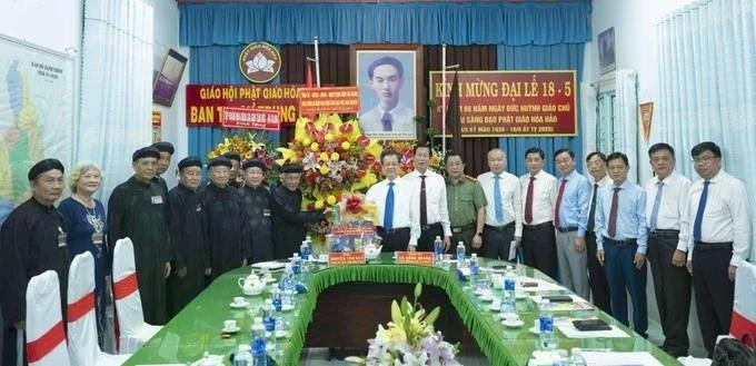 La delegación de líderes de An Giang y representantes del Comité Ejecutivo de la Sangha Budista Hoa Hao el 11 de junio. (Foto: VNA)