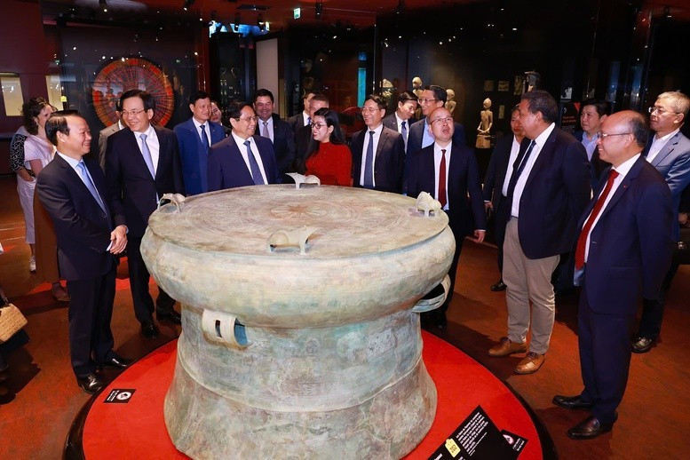 El primer ministro Pham Minh Chinh, su esposa y la delegación de alto nivel de Vietnam, visitan el Museo Quai Branly-Jacques Chirac. (Foto: VNA)