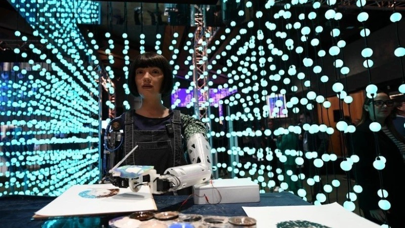 La artista robot Ai-Da pinta en la Cumbre Mundial de Inteligencia Artificial en Ginebra, Suiza, el 30 de mayo de 2024. (Foto: VNA)