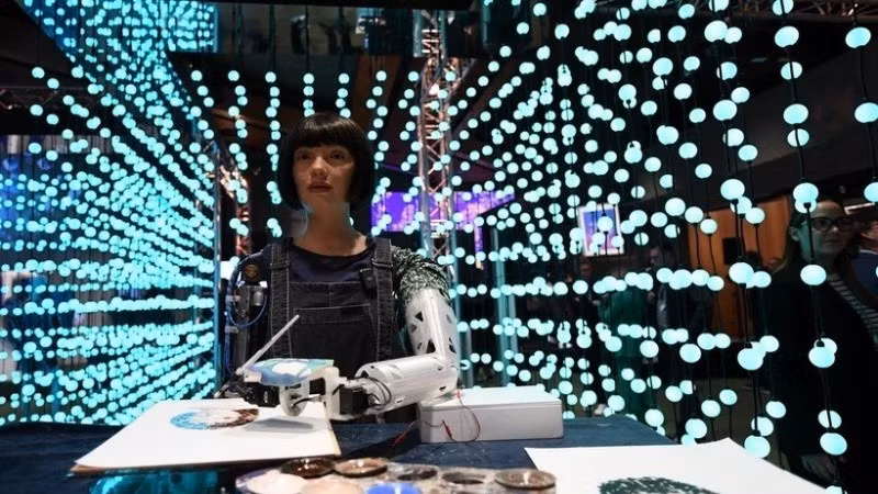 La artista robot Ai-Da pinta en la Cumbre Mundial de Inteligencia Artificial en Ginebra, Suiza, el 30 de mayo de 2024. (Foto: VNA)