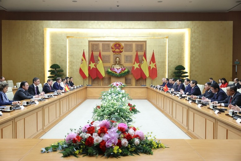 El primer ministro vietnamita, Pham Minh Chinh mantiene conversaciones con su similar español, Pedro Sánchez, el 9 de abril de 2025 (Foto: VGP)