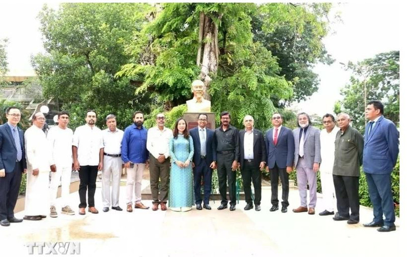 La embajadora vietnamita en Sri Lanka, Trinh Thi Tam, y los delegados se toman una foto de recuerdo ante la estatua del Presidente Ho Chi Minh en Sri Lanka. (Foto: Embajada de Vietnam en Sri Lanka/VNA)