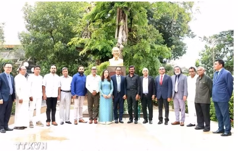 La embajadora vietnamita en Sri Lanka, Trinh Thi Tam, y los delegados se toman una foto de recuerdo ante la estatua del Presidente Ho Chi Minh en Sri Lanka. (Foto: Embajada de Vietnam en Sri Lanka/VNA)