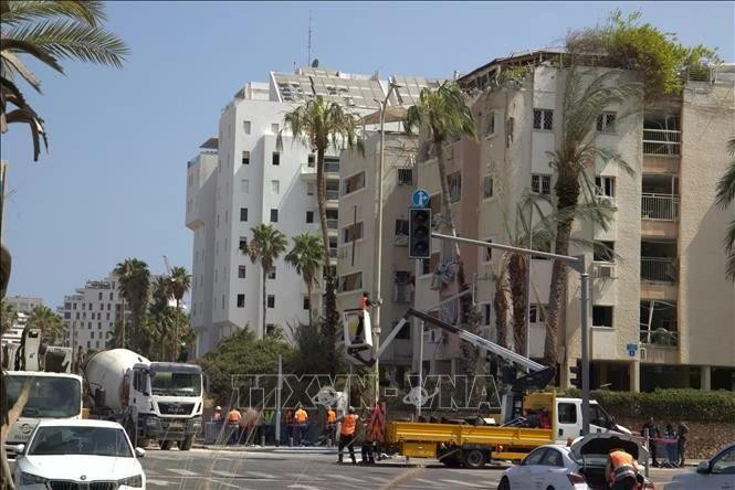 Un edificio de apartamentos en la calle Levy Eshkol (Tel Aviv) fue destruido por un misil en la madrugada del 16 de junio de 2025. (Foto: VNA)
