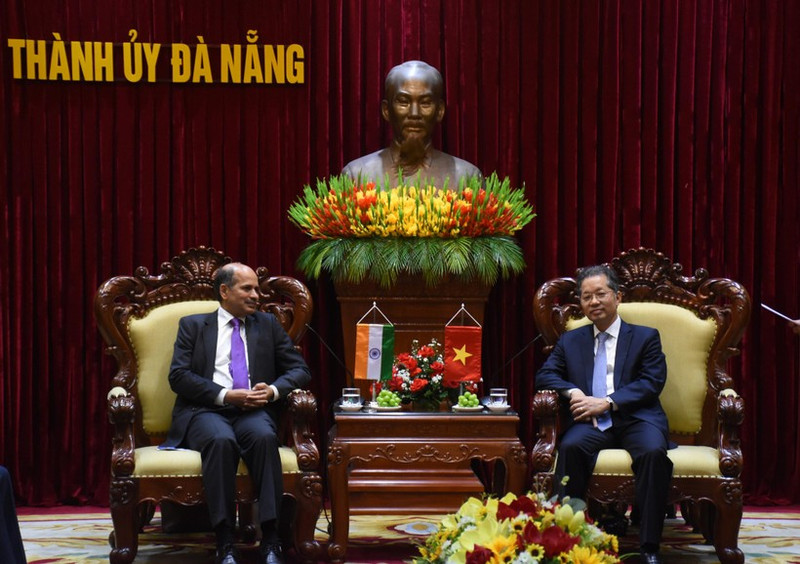 Nguyen Van Quang, secretario del Comité del Partido de Da Nang, recibe a Sandeep Arya, embajador de la India en Vietnam. (Foto: Anh Dao)