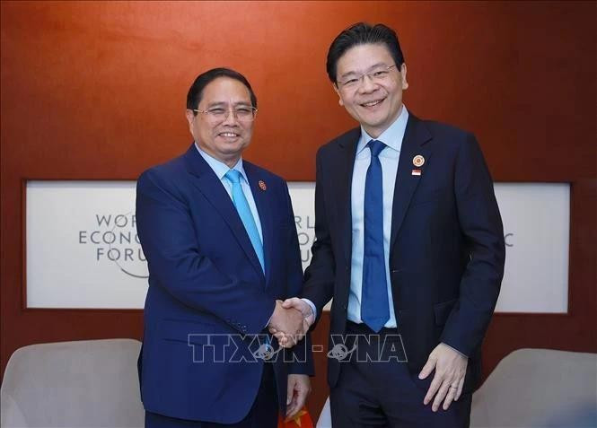 El primer ministro de Vietnam, Pham Minh Chinh, sostiene un encuentro con su homólogo singapurense, Lawrence Wong (Foto: VNA)