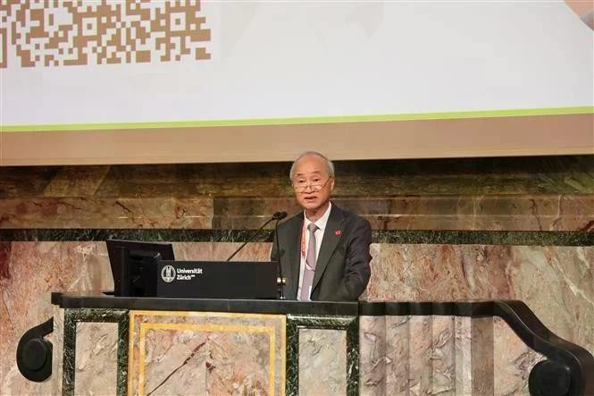 El embajador de Vietnam en Suiza, Phung The Long, habla en el evento. (Foto: VNA)