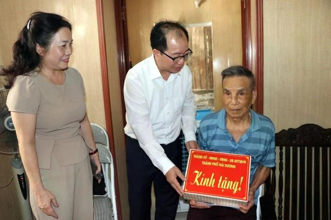 Líderes de la ciudad de Hai Duong entregan obsequios a hogares beneficiados de políticas sociales y en situación de pobreza cuyas casas acaban de ser reparadas. (Foto: VNA)