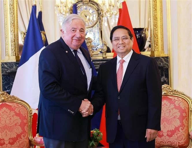 El primer ministro de Vietnam, Pham Minh Chinh, se reúne con el presidente del Senado francés, Gérard Larcher. (Foto: VNA)