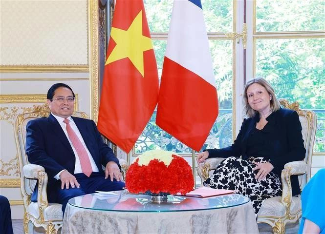 El primer ministro vietnamita, Pham Minh Chinh, y la presidenta de la Asamblea Nacional francesa, Yaël Braun-Pivet. (Foto: VNA)