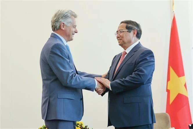 El primer ministro vietnamita, Pham Minh Chinh, y Fabien Roussel, secretario nacional del Partido Comunista Francés. (Foto: VNA)