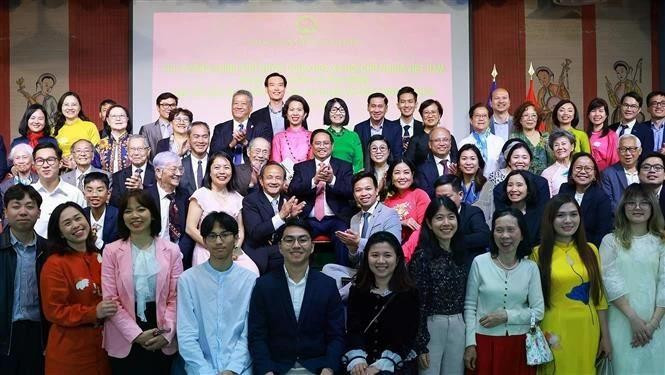 El primer ministro de Vietnam, Pham Minh Chinh, en un encuentro con el personal de la Embajada y la comunidad coterránea residente en Francia. (Foto: VNA)