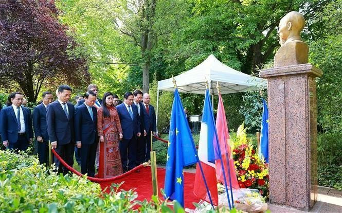 El primer ministro de Vietnam, Pham Minh Chinh, su esposa y los delegados rinden homenaje al Presidente Ho Chi Minh (Foto: VNA)