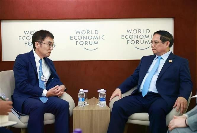 El primer ministro de Vietnam, Pham Minh Chinh (derecha), conversa con el profesor Tetsuya Watanabe, presidente del ERIA (Foto: VNA)