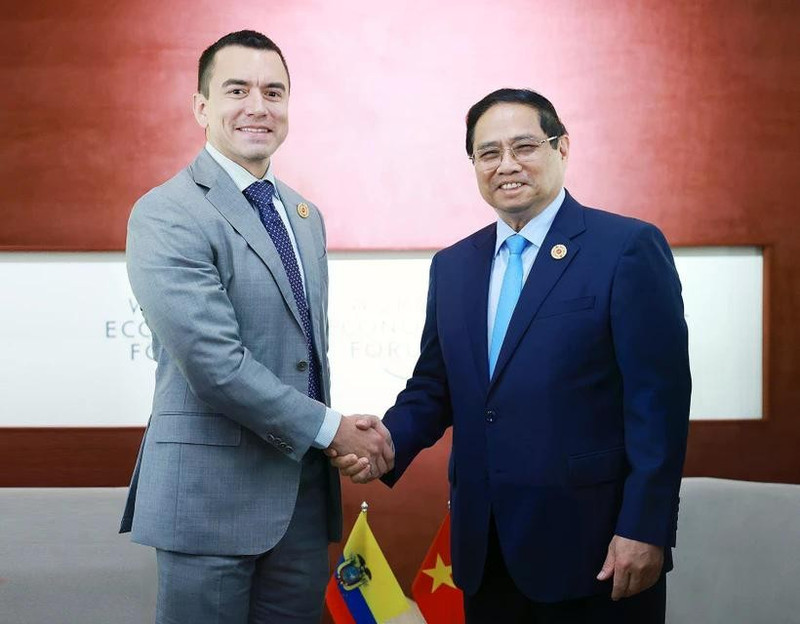 El primer ministro vietnamita, Pham Minh Chinh, sostiene un encuentro con el presidente ecuatoriano Daniel Noboa. (Foto: VNA)
