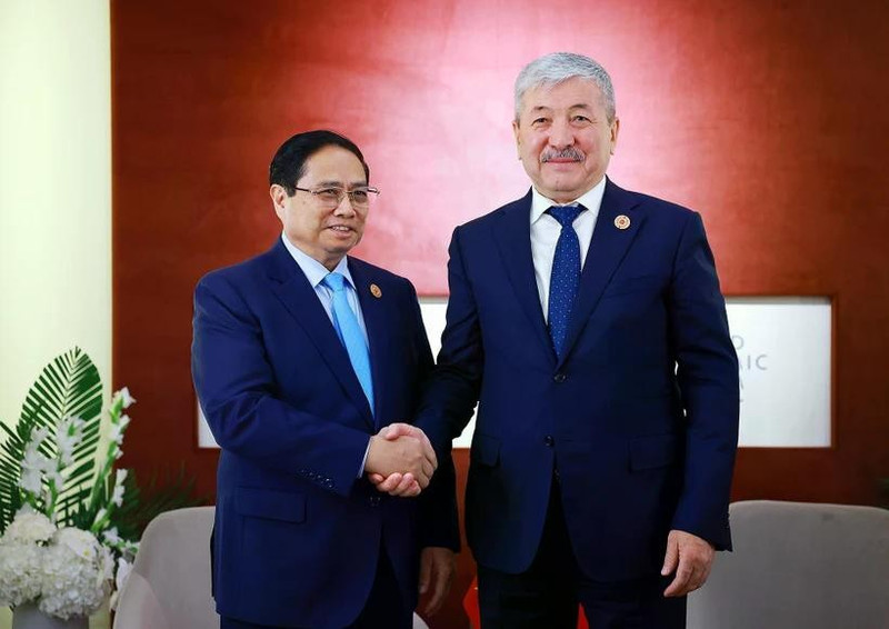 El primer ministro de Vietnam, Pham Minh Chinh (izquierda), y su par de Kirguistán, Adylbek Kasimalyev (Foto: VNA)