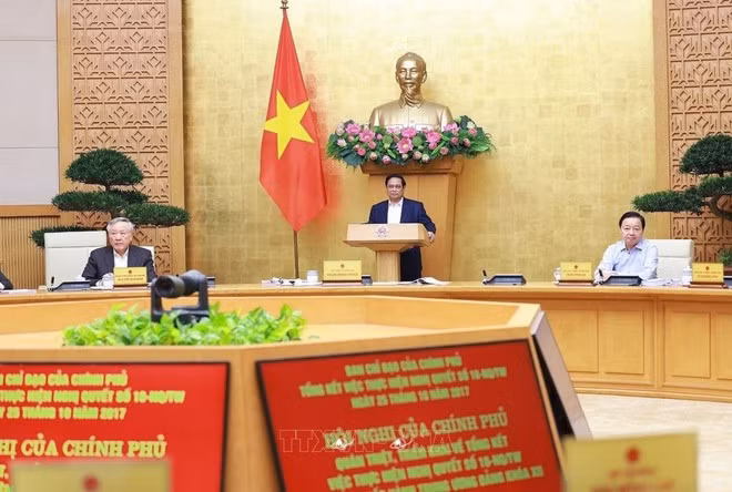 El primer ministro Pham Minh Chinh interviene en la Conferencia de Gobierno para difundir y resumir la implementación de la Resolución n.º 18-NQ/TW, efectuada el 4 de diciembre en Hanoi. (Foto: VNA)