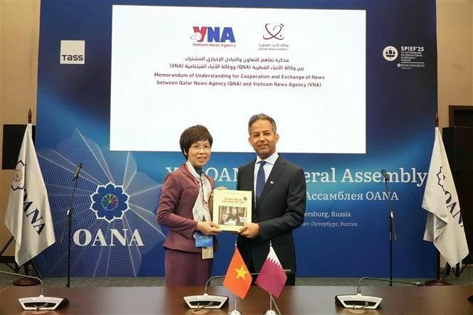 La directora de VNA, Vu Viet Trang, presenta el libro de fotografías «100 años de periodismo revolucionario vietnamita» a sus amigos internacionales. (Foto: VNA)