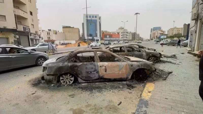Vehículos destruidos tras los enfrentamientos en Trípoli, Libia. (Foto: THX/TTXVN)