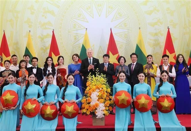 El presidente vietnamita Luong Cuong y su esposa, el presidente lituano Gitanas Nauseda y su esposa, con artistas vietnamitas. (Foto: VNA)