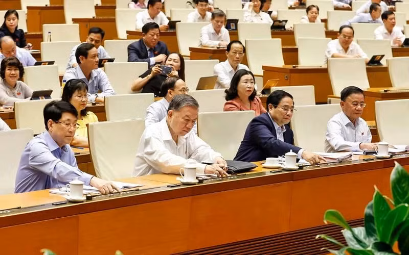 El secretario general del Partido Comunista de Vietnam, el presidente Luong Cuong, el primer ministro Pham Minh Chinh y los delegados aprueban resoluciones y leyes. (Foto: VNA)