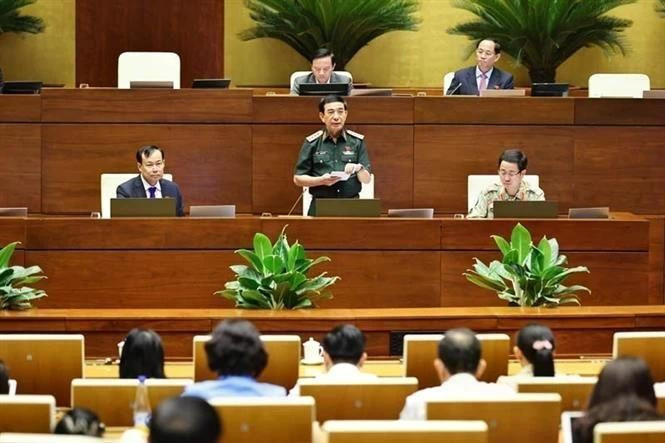 El general Phan Van Giang, ministro de Defensa, aclara algunas cuestiones a los diputados (Foto: VNA)