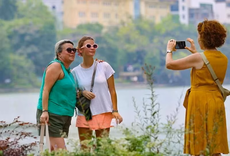 El lago Hoan Kiem es una atracción para los turistas extranjeros cuando visitan Hanoi (Foto: VNA)