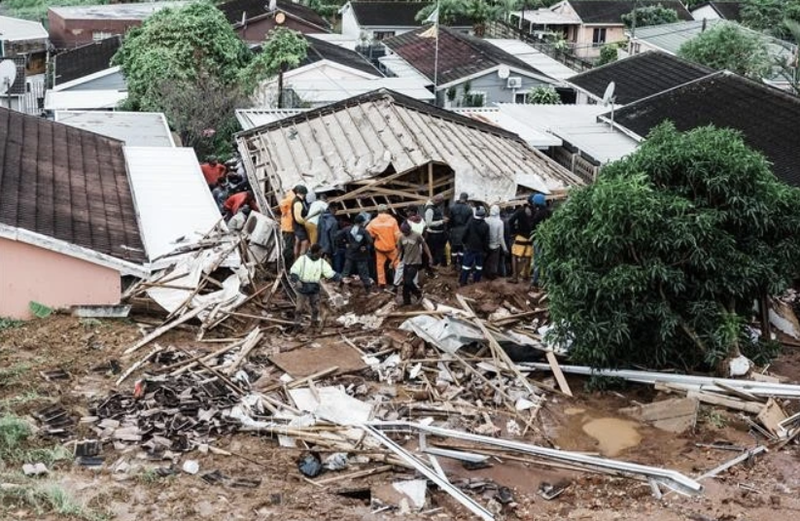 Búsqueda de víctimas atrapadas bajo una casa derrumbada tras las inundaciones en la ciudad de Durban, provincia de KwaZulu-Natal, Sudáfrica, el 12 de abril de 2022. (Foto: AFP/VNA)