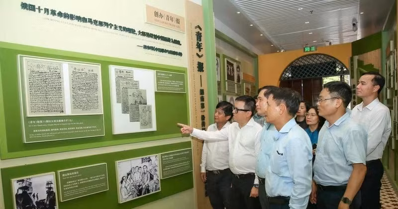 Delegación de la Asociación de Periodistas de Vietnam visita sitio de fundación de periódico Thanh Nien