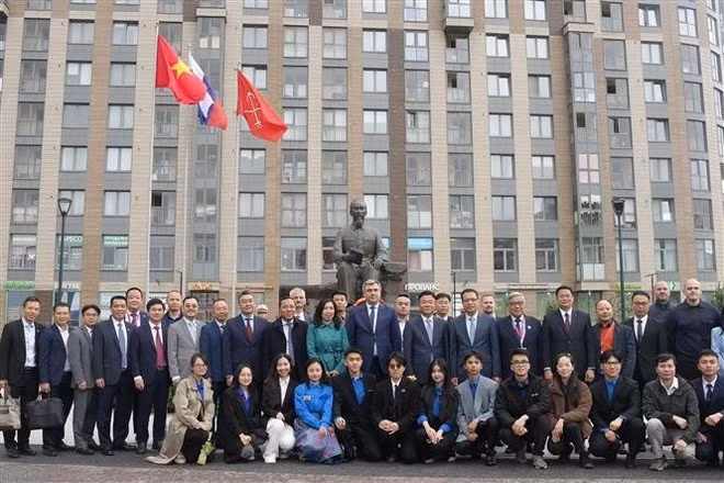 La delegación vietnamita en el monumento al Presidente Ho Chi Minh en San Petersburgo. (Foto: VNA)