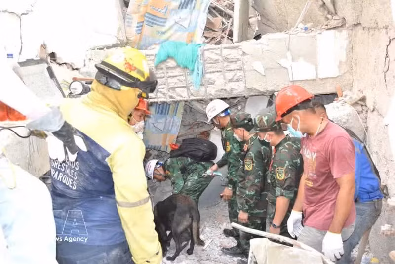 Equipos de rescate vietnamitas buscan víctimas entre los escombros. (Foto: VNA)